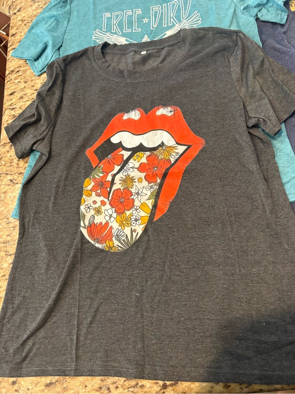 Set of 4 women’s graphic tees - Picture 4 of 16